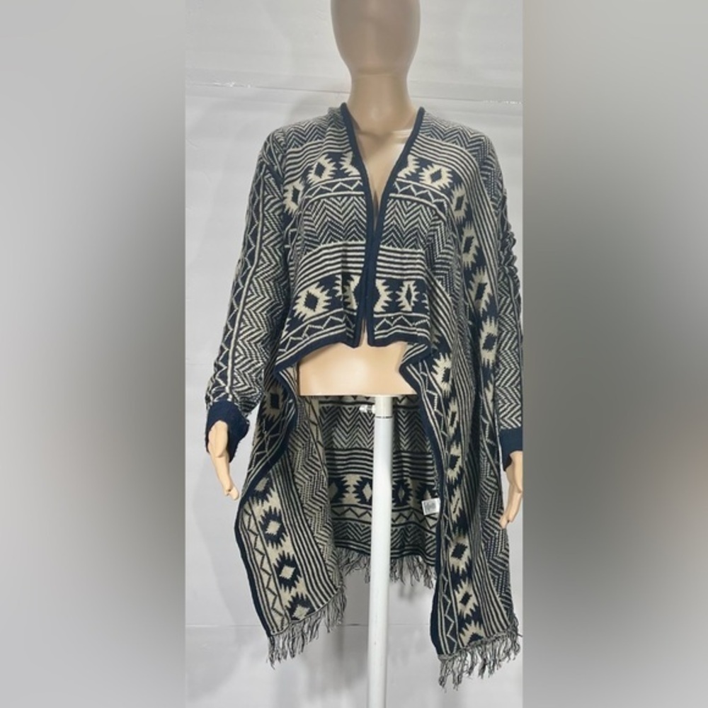 ALMOSDT FAMOUS NAVY AND CREAM GEOMETRIC PATTERNED WOMENS WRAP OR SHAWL SIZE M